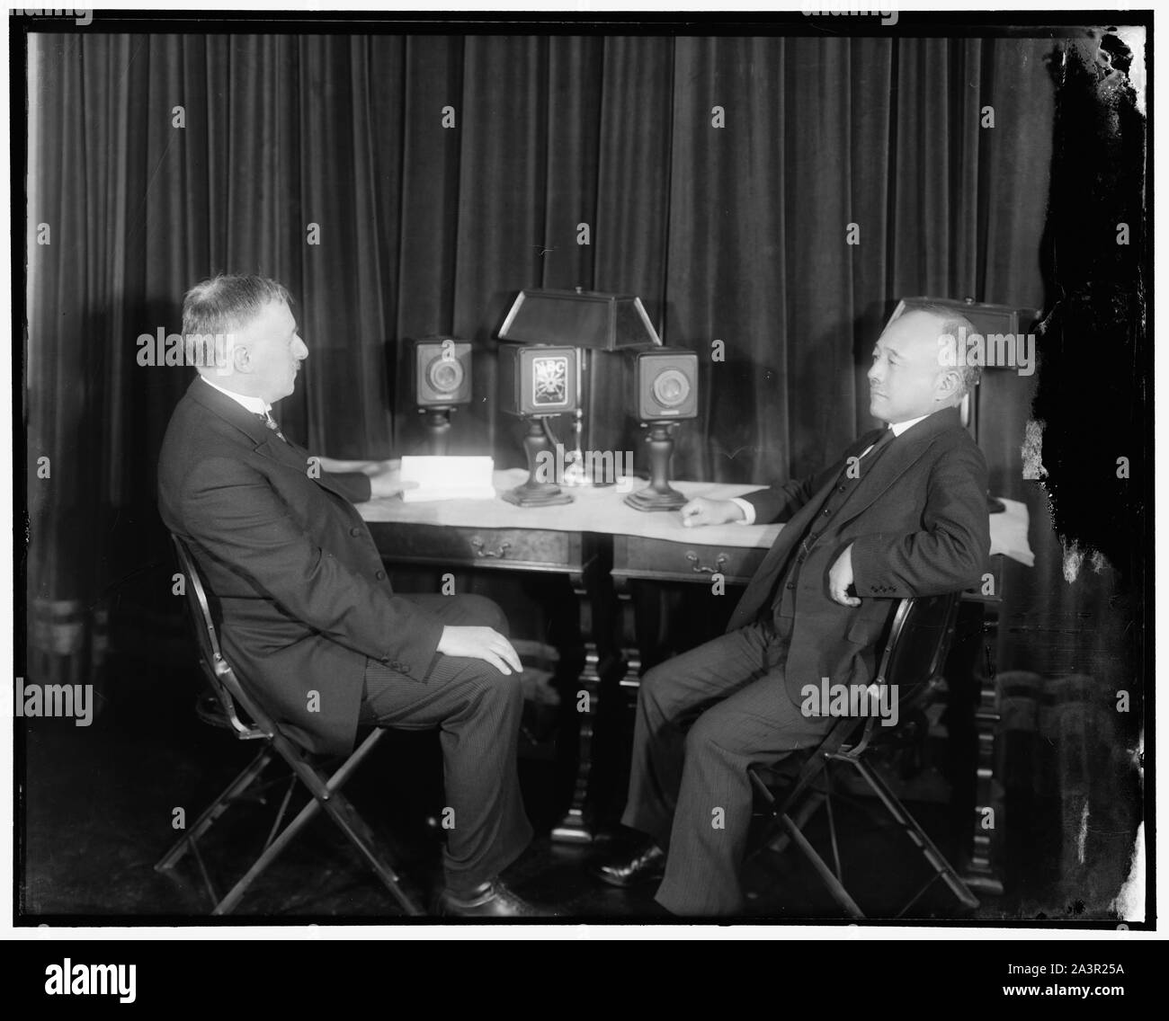 Stimson Sendungen Gruß an Japan. Staatssekretär Stimson, anlässlich des Geburtstags des Kaisers von Japan, heute eine gute Nachricht von Radio wird nach Japan. Botschafter von Japan Debuchi sprach auch, und die Antwort aus Japan wurde von Baron Shidehara in Tokio. Staatssekretär Stimson ist auf der linken Seite und Botschafter Debuchi auf der rechten Seite im Bild, 4/29/31. Stockfoto