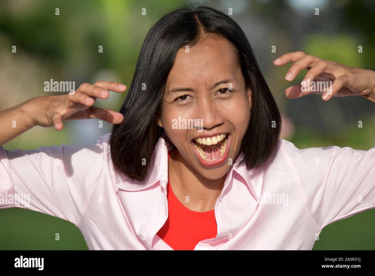 Eine einschüchternde Schöne erwachsene Frau Stockfoto