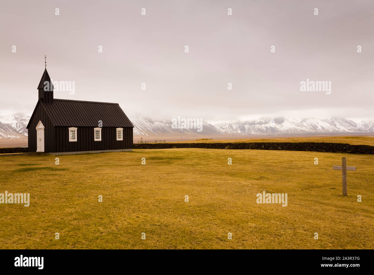 Einsame Kirche an Budir, verlassene Fischerdorf in Island Stockfoto