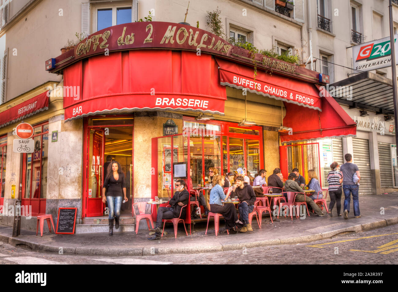 Cafe des 2 Moulins, die in dem Film "Die fabelhafte Welt der Amelie" in Montmartre, Paris verwendet wurde. Stockfoto