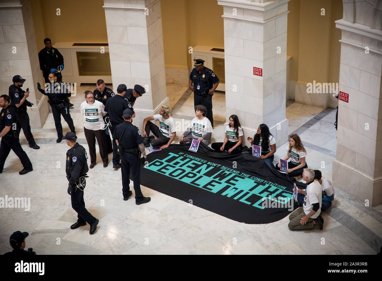 Mai 14, 2019 Mitglieder der Aktivist Gruppe durch das Volk das Capitol Rotunde im Protest der Mangel an congressionlal Aktion auf Amtsenthebung besetzen. Washington, DC, USA. Stockfoto