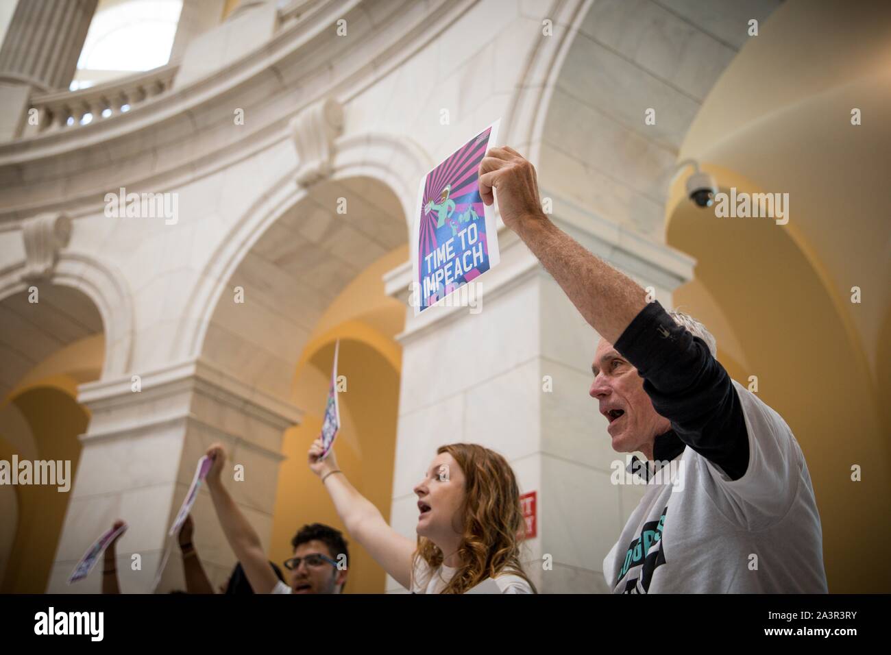 Mai 14, 2019 Mitglieder der Aktivist Gruppe durch das Volk das Capitol Rotunde im Protest der Mangel an congressionlal Aktion auf Amtsenthebung besetzen. Washington, DC, USA. Stockfoto