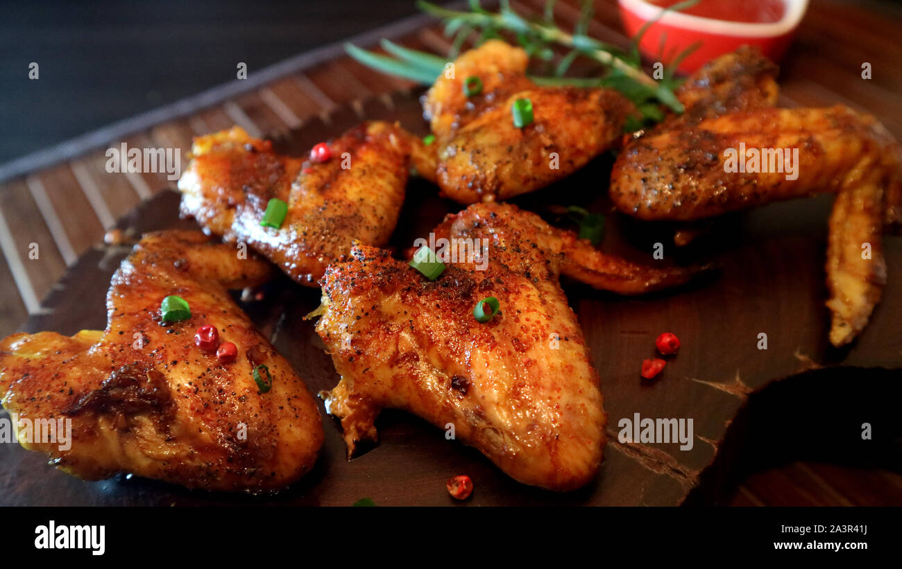 Rosted Chicken Wings und Soße auf Holz- Hintergrund. Stockfoto