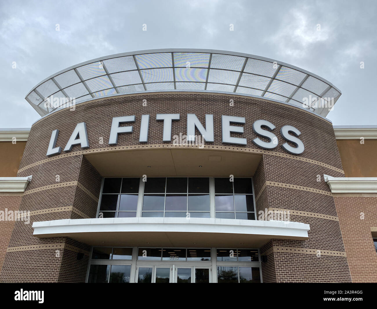 Orlando, FL/USA -10/9/19: Das Äußere des Gebäudes eines LA Fitness Center in Orlando, FL. Stockfoto