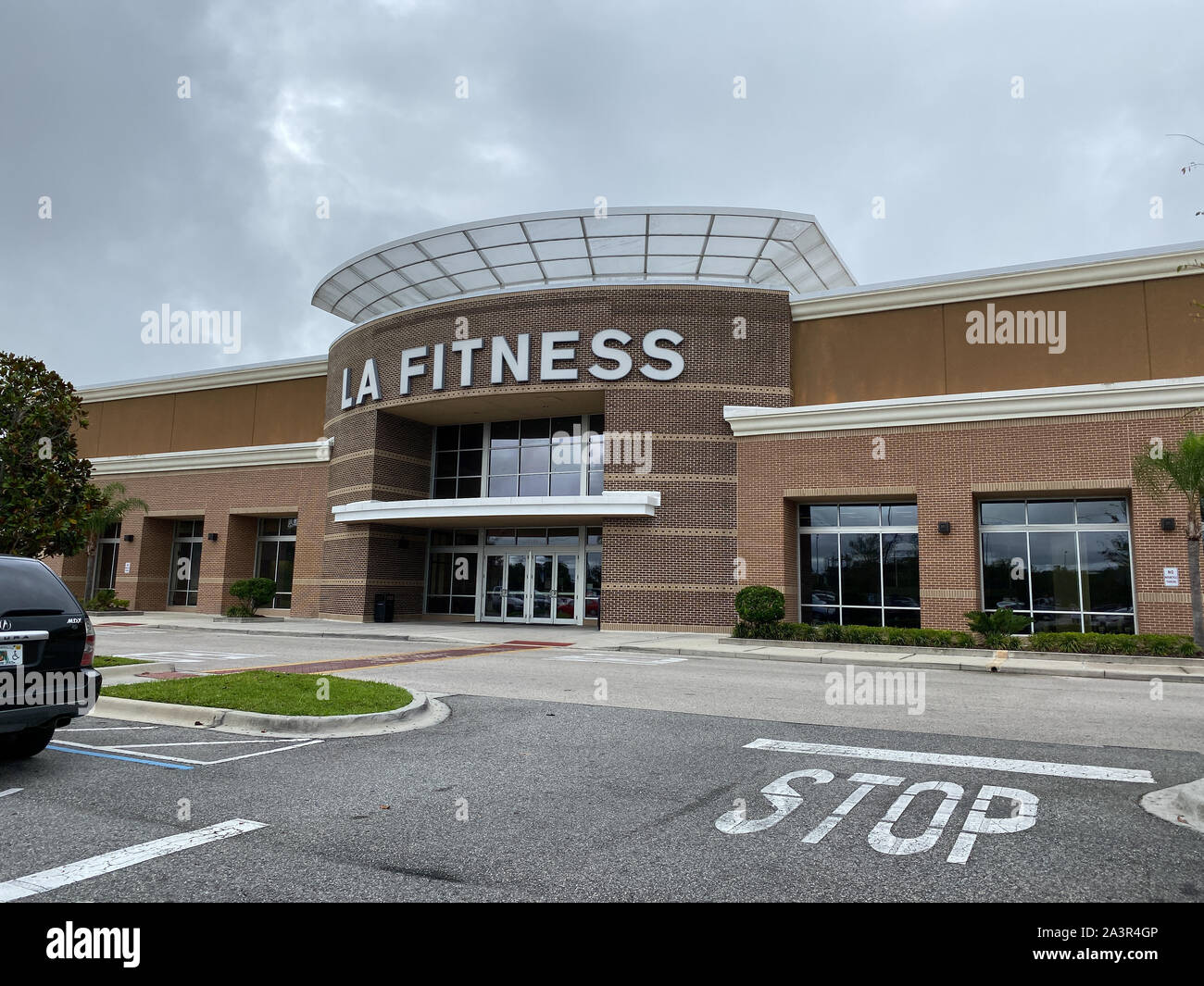 Orlando, FL/USA -10/9/19: Das Äußere des Gebäudes eines LA Fitness Center in Orlando, FL. Stockfoto