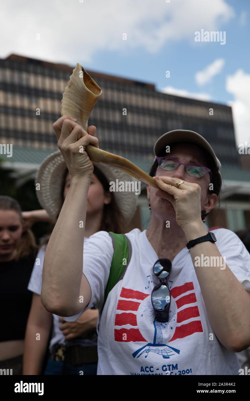 Juli 4, 2019 - Mitglieder der jüdischen Aktivist Gruppe Nie Wieder ist jetzt der 4. Juli Parade an der Independence Hall stören die contiditions an Immigrant in Haftanstalten in den Vereinigten Staaten zu protestieren. Philadelphia, PA USA. Stockfoto