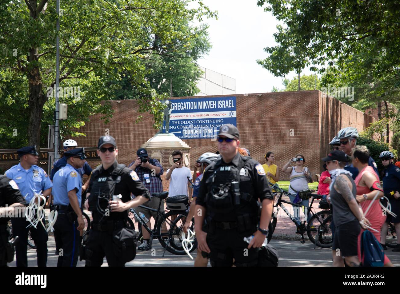 Juli 4, 2019 - Mitglieder der jüdischen Aktivist Gruppe Nie Wieder ist jetzt der 4. Juli Parade an der Independence Hall stören die contiditions an Immigrant in Haftanstalten in den Vereinigten Staaten zu protestieren. Philadelphia, PA USA. Stockfoto