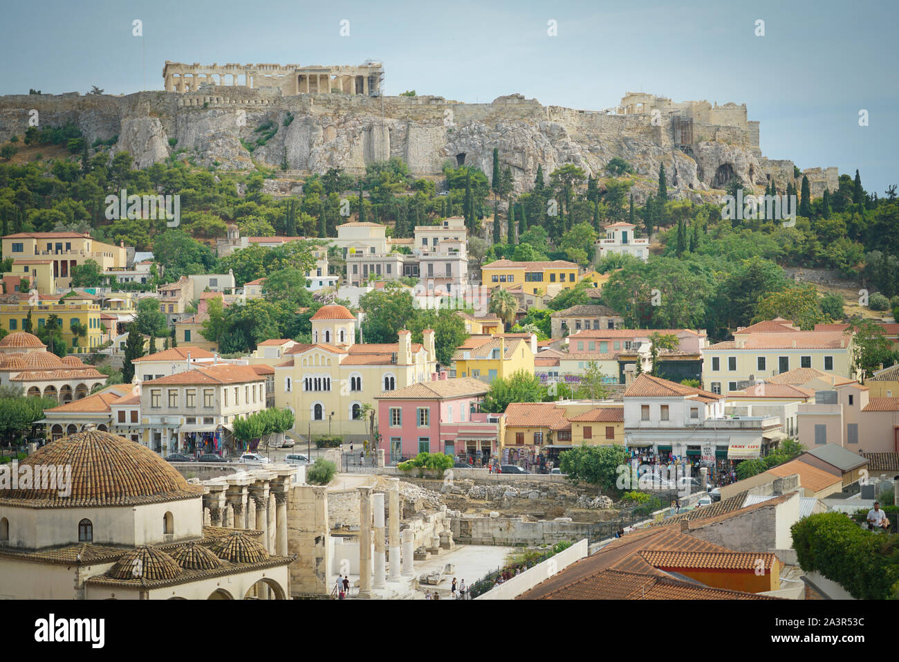Athen Griechenland - 15. Juli 2019, Athen Akropolis mit Blick auf Gebäude der Plaka Viertel Stockfoto