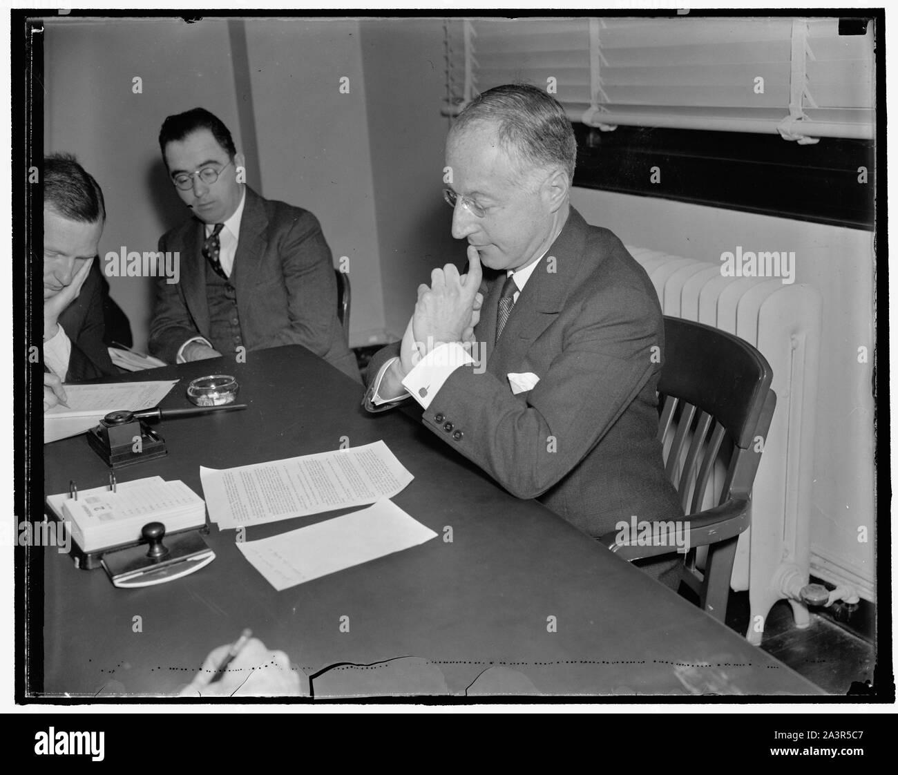 Straus hält weg vom Gehäuse. Washington, D.C., 3. Nathan Straus von New York, die in den United States Housing Authority nahm heute, Hinweis auf Laender und Kommunen, dass die neue Agentur nicht Anwendungen für neue Projekte im Rahmen der neuen $ 550,000,000 Gehäuse und Slum spiel Programm erhalten für mindestens zwei Monate, Herr Straus skizziert die wichtigsten Ziele der neuen Housing Administration bei seiner ersten Pressekonferenz. 11/3/37 Stockfoto