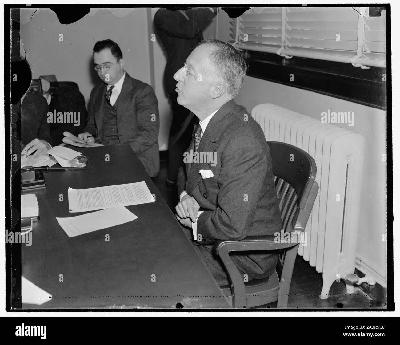 Straus hält weg vom Gehäuse. Washington, D.C., 3. Nathan Straus von New York, die in den United States Housing Authority nahm heute, Hinweis auf Laender und Kommunen, dass die neue Agentur nicht Anwendungen für neue Projekte im Rahmen der neuen $ 550,000,000 Gehäuse und Slum spiel Programm erhalten für mindestens zwei Monate, Herr Straus skizziert die wichtigsten Ziele der neuen Housing Administration bei seiner ersten Pressekonferenz. 11/3/37 Stockfoto