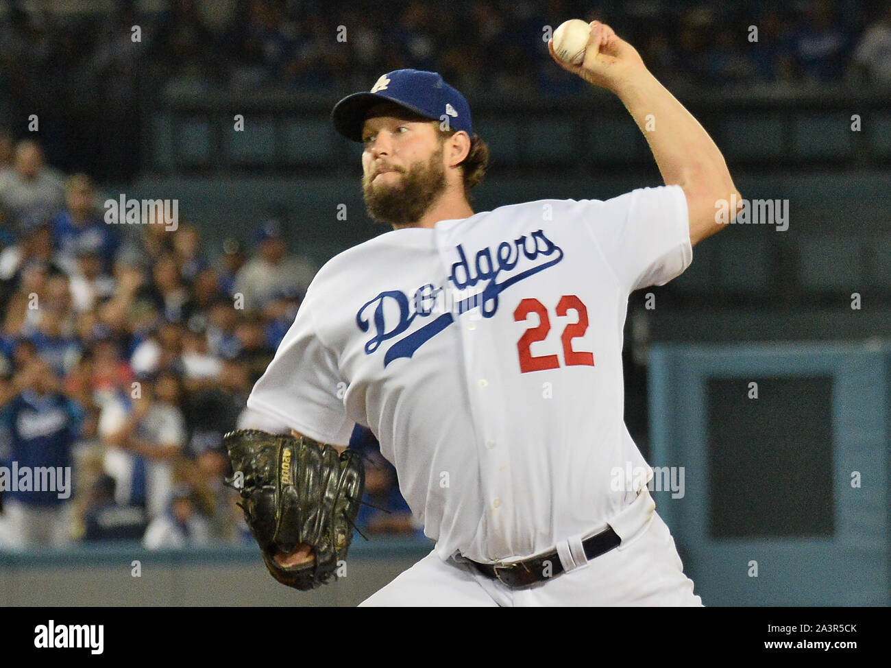 Los Angeles, USA. 09 Okt, 2019. Los Angeles Dodgers Krug Clayton Kershaw liefert an die Washington Angehörigen während des siebten Inning von Spiel 5 der Nlds im Dodger Stadium Los Angeles am Mittwoch, 9. Oktober 2019. Foto von Jim Ruymen/UPI Quelle: UPI/Alamy leben Nachrichten Stockfoto