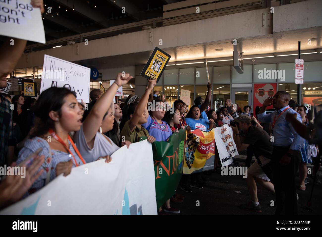 Philadelphia, PA/USA - Juli 12, 2019: Aktivisten in Philadelphia März auf Einwanderungs- und Zollbehörden als Teil eines bundesweiten Tag der Aktion aus Protest gegen die Bedingungen an migrant Detention Center Stockfoto