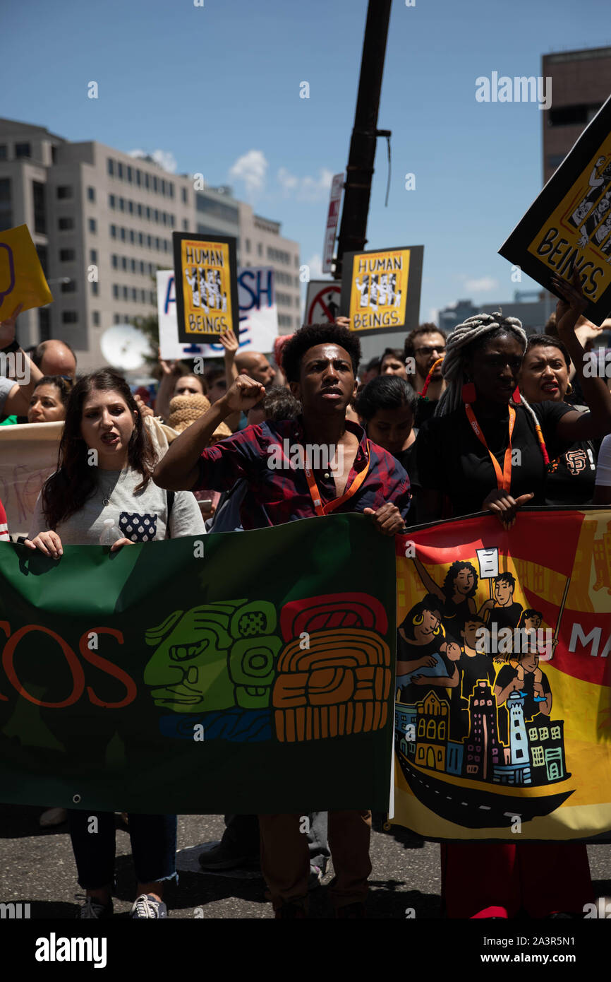 Philadelphia, PA/USA - Juli 12, 2019: Aktivisten in Philadelphia März auf Einwanderungs- und Zollbehörden als Teil eines bundesweiten Tag der Aktion aus Protest gegen die Bedingungen an migrant Detention Center Stockfoto