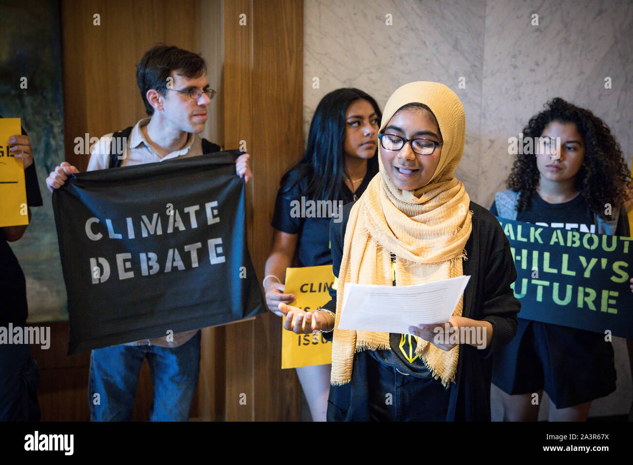 Philadelphia, PA/USA - 22. Juli 2019: Mitglieder der Sunrise Bewegung sammeln am Philadelphia DNC-Büro zur Unterstützung einer DNC hosted Klima debatte der Demokratischen Präsidentschaftskandidaten Stockfoto