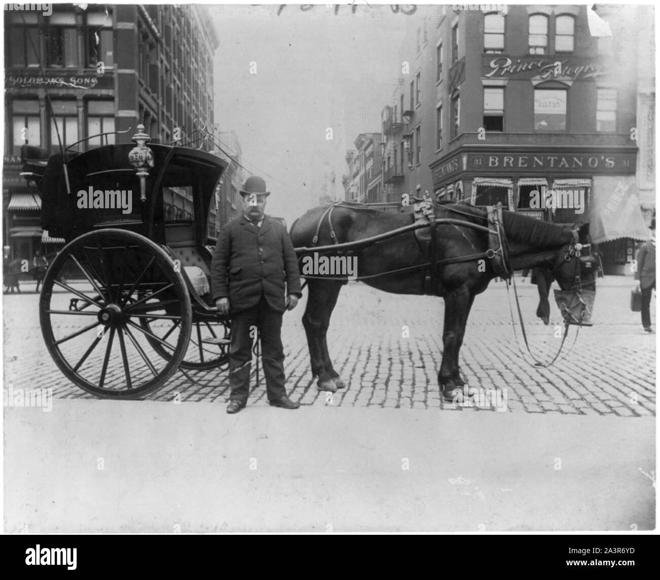 Street Art von New York City: hansom Fahrer stand vor der Pferd und Kabine Stockfoto