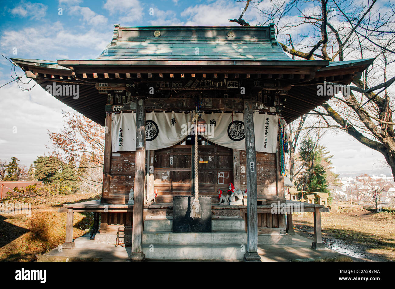 DEC 4, 2018 Aizu Wakamatsu, Japan - Tsuruga jo Burg Inari Schrein, kleinen antiken Shinto Schrein auf Schloss fortess Mauer in der Nähe von Taikoman Tor entfernt Stockfoto