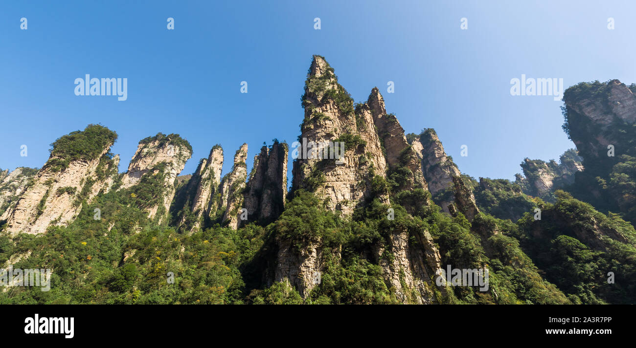 Wunderschöne Bergkette mit klarem Himmel in Hunan, China. Stockfoto