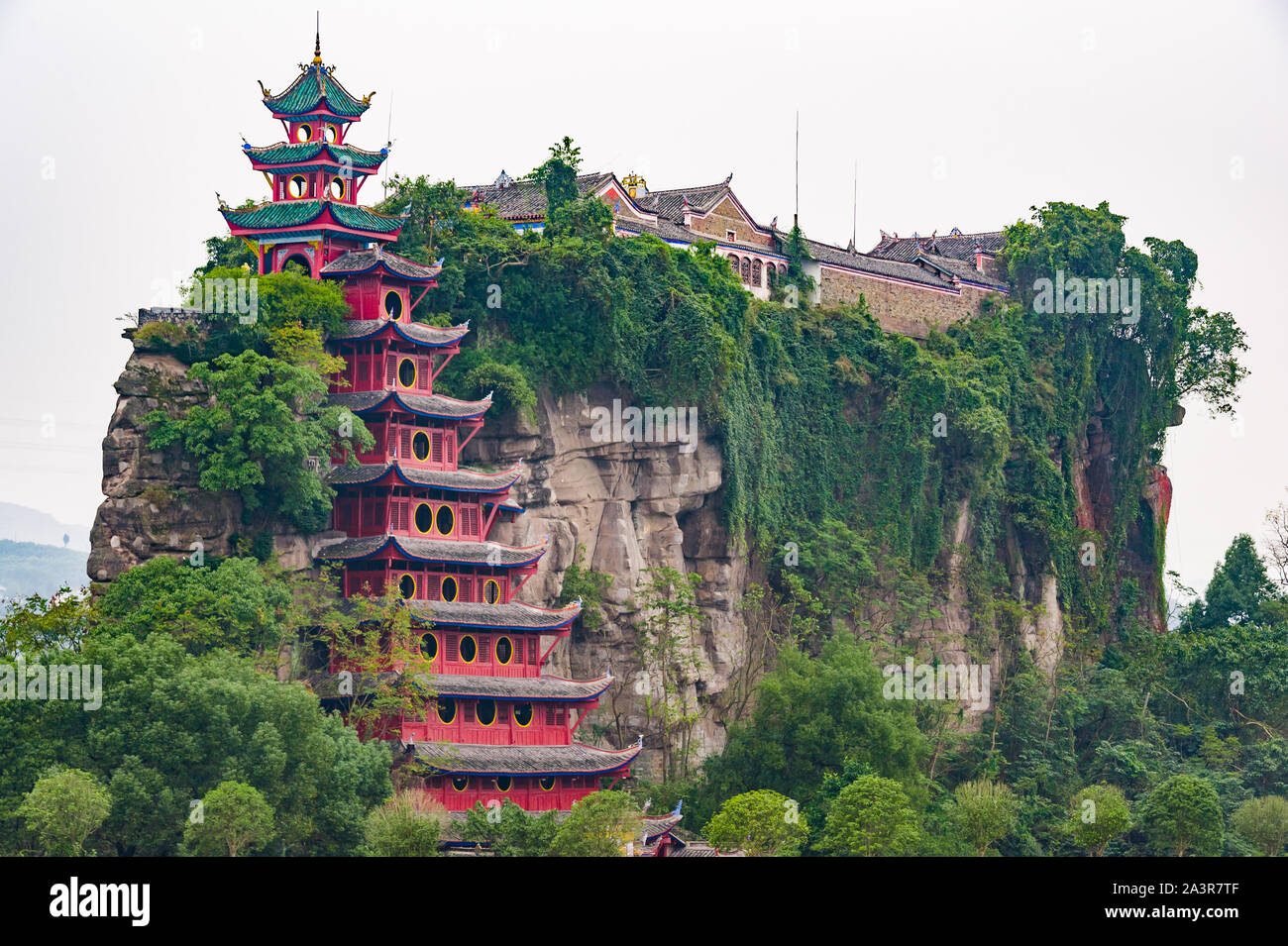 Große Festung von Shibaozhai gegen Berg Wand in Chongqing, China gebaut Stockfoto