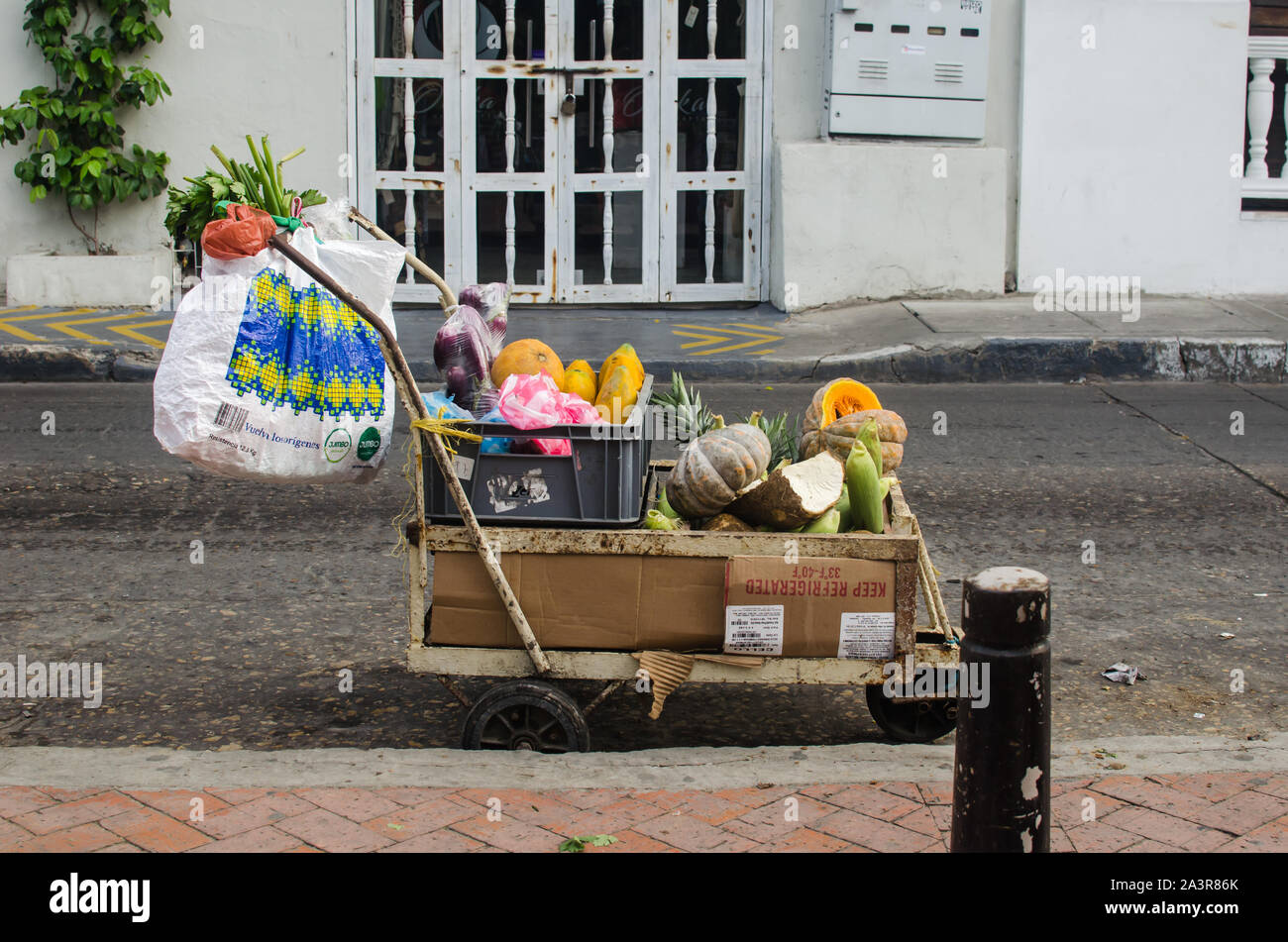 Obst und Gemüse in den Straßen von Cartagena verkauft wird Stockfoto