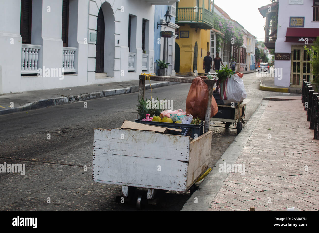 Street Hersteller Warenkorb in den Straßen von Cartagena Stockfoto