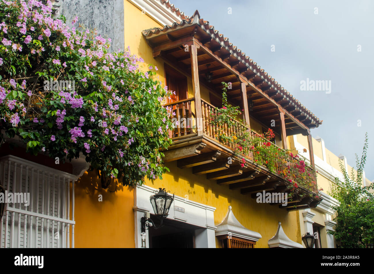 Typische charmante Balkons mit Blumen, das in der ummauerten Stadt Cartagena Stockfoto