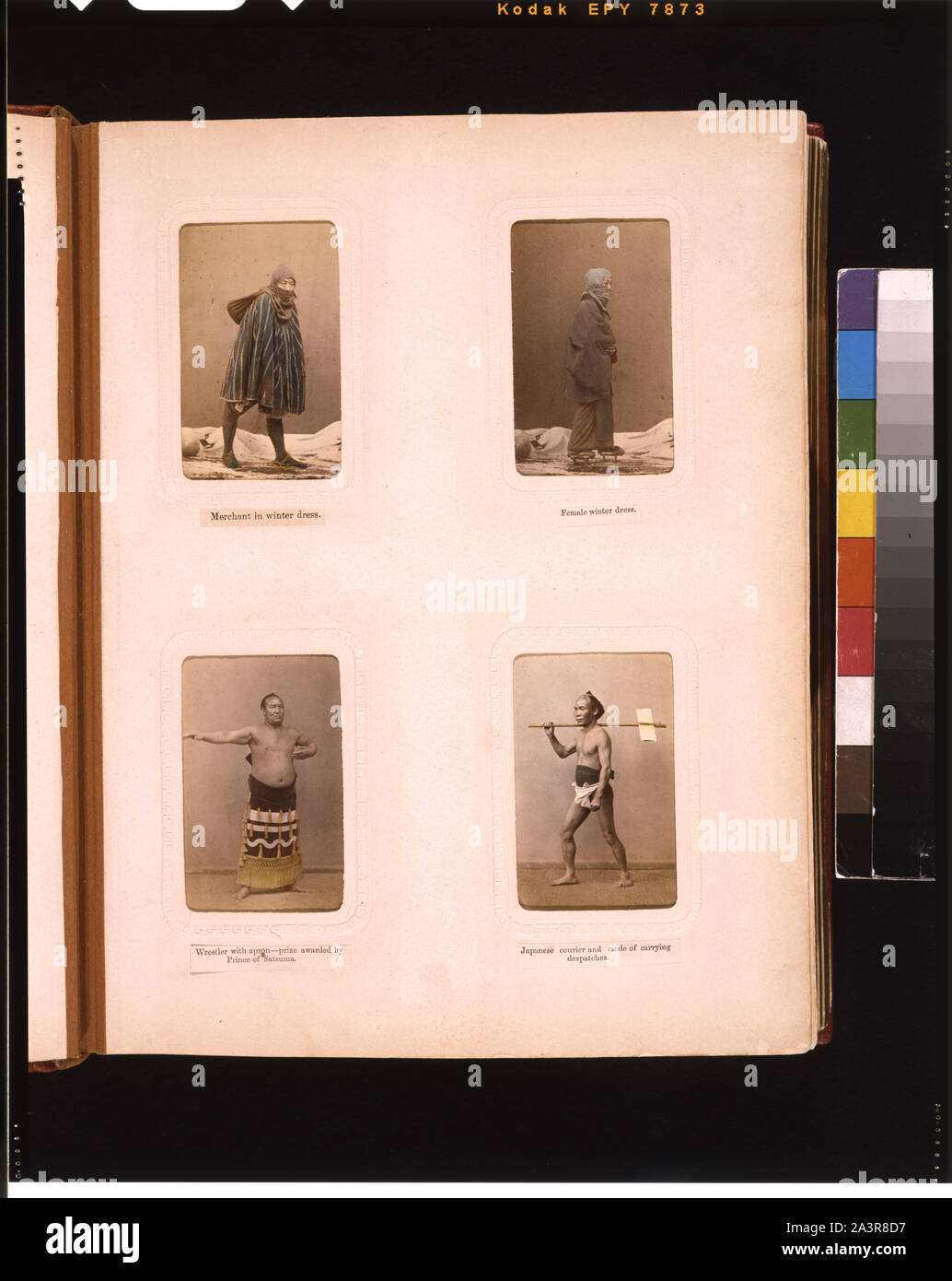 Studio Portraits eines japanischen Kaufmann im Winter Kleid, eine Frau im Winter Kleid, ein Ringer das Tragen einer Schürze und ein Kurier mit einem Dokument auf einem geschlitzten Pol Stockfoto