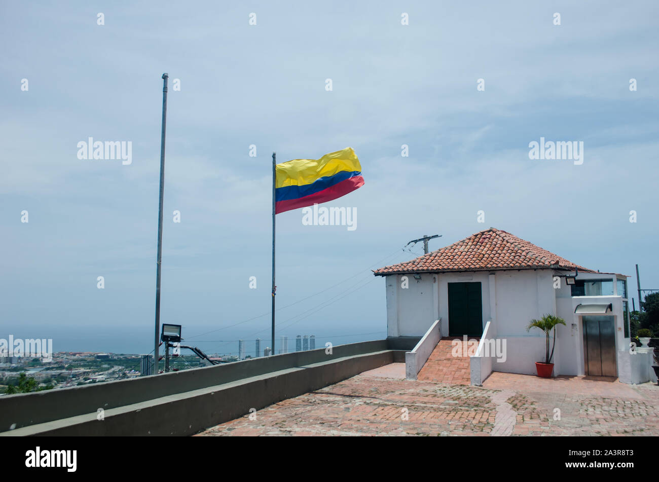 Kolumbianische Flagge Schwenkten am oberen Ende der "La Popa Hill in Cartagena Stockfoto