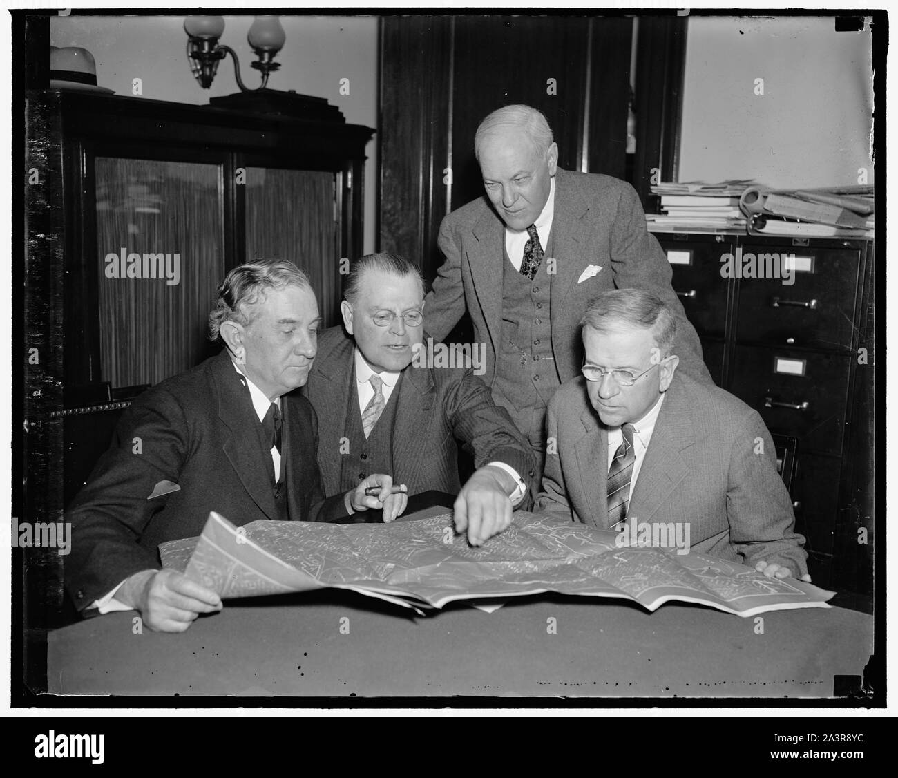 Studie Pläne für neue Capitol Auditorium. Washington, D.C., am 30. April. Das Herabströmen der Regen während der letzten konstituierenden Zeremonien hat im Kongress Aktion zur Schaffung des Capitol Auditorium Kommission in den Bemühungen, ein Auditorium, in dem Innen- einweihungen oder großen nationalen Konventionen zu halten konstruiert zu haben. Sekretär der Nationalen Capitol Parks, Sekretärin. Die Kommission wurde heute auf einer Sitzung im Büro der Vorsitzenden Tom Connally gebildet, der Senat Öffentliche Gebäude und Liegenschaften Ausschuss. Auf dem Foto von links nach rechts: Senator Tom Connally, von Texas Senator Warren R. Austin, der Stockfoto