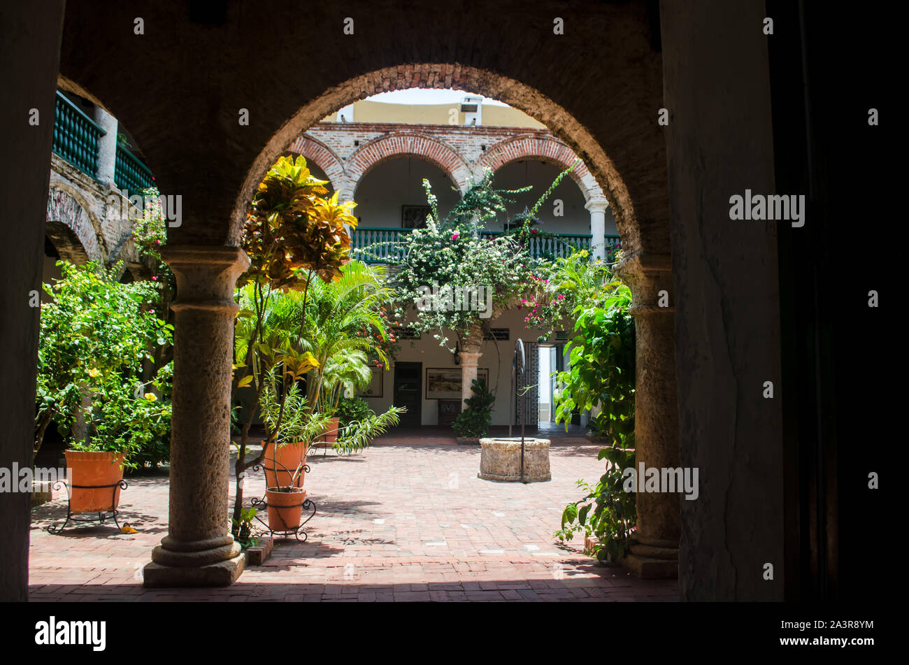 Blick auf La Popa Kloster Kloster über einen der Bögen. Es ist ein historisches Kloster auf dem höchsten Hügel von Cartagena entfernt. Stockfoto