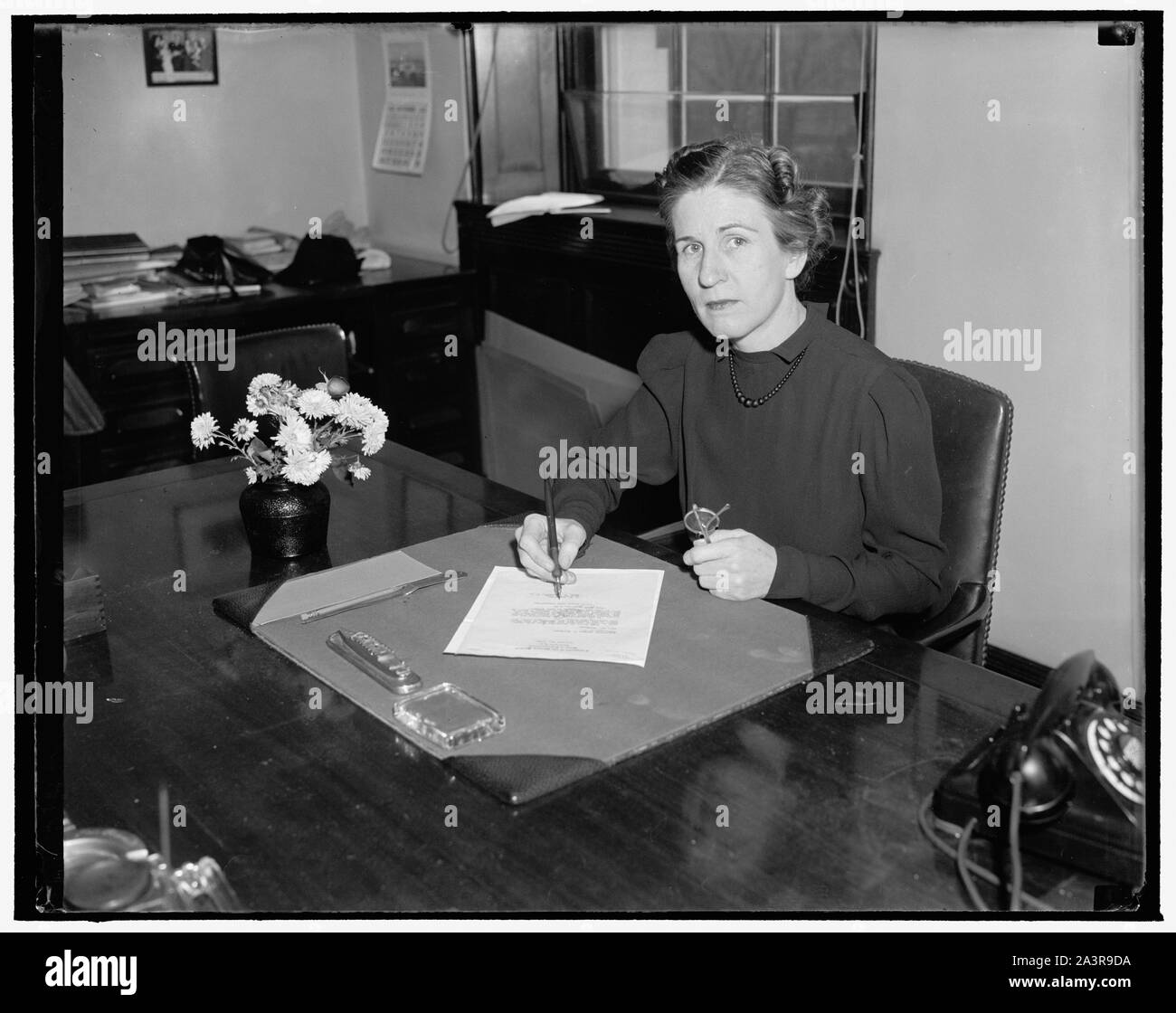 Gelingt Mann im Haus. Washington, D.C., November 11. Frau Thomas Sanders McMillan, der war in der vergangenen Woche gewählten ihrem verstorbenen Ehemann in den nationalen Repräsentantenhaus aus dem ersten Viertel von South Carolina zu folgen, fotografiert bei Ihrer Ankunft im Capitol heute Stockfoto