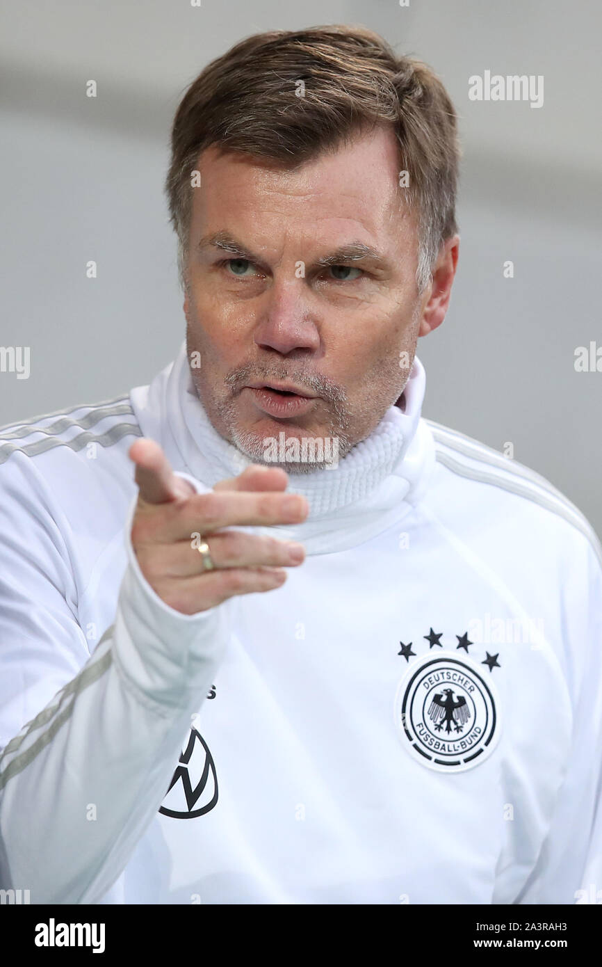 07 Oktober 2019, Bayern, Fürth: Fussball: DFB-All-Stars gegen Italien im Sportpark Ronhof Thomas Sommer. Der Deutsche Thomas Helmer auf dem Hof bei der Warm-up-Training. Foto: Daniel Karmann/dpa Stockfoto