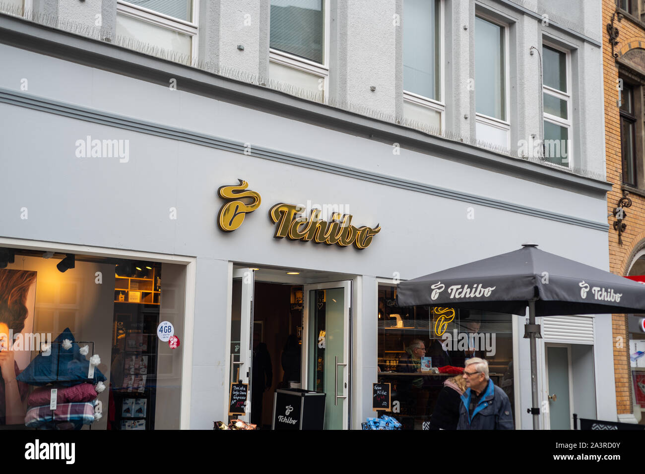 Oldenburg, Niedersachsen, Deutschland - Oktober 9, 2019: Tchibo Coffee House und Sonstiges im Stadtzentrum Stockfoto