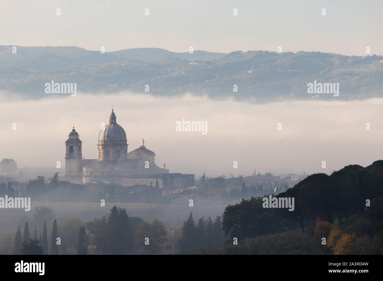 Surreale Blick auf Santa Maria degli Angeli (Assisi) päpstliche Kirche fast vollständig durch Nebel Stockfoto