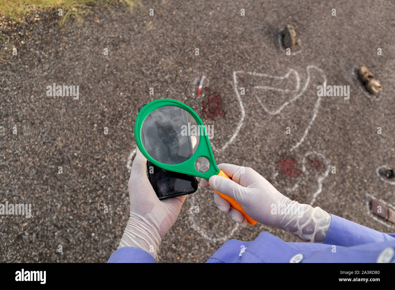 Detektiv oder Ermittler Überprüfen der Fingerabdrücke auf mobile mit Lupe und Kreide Umrisse toten Körper als Hintergrund. Stockfoto