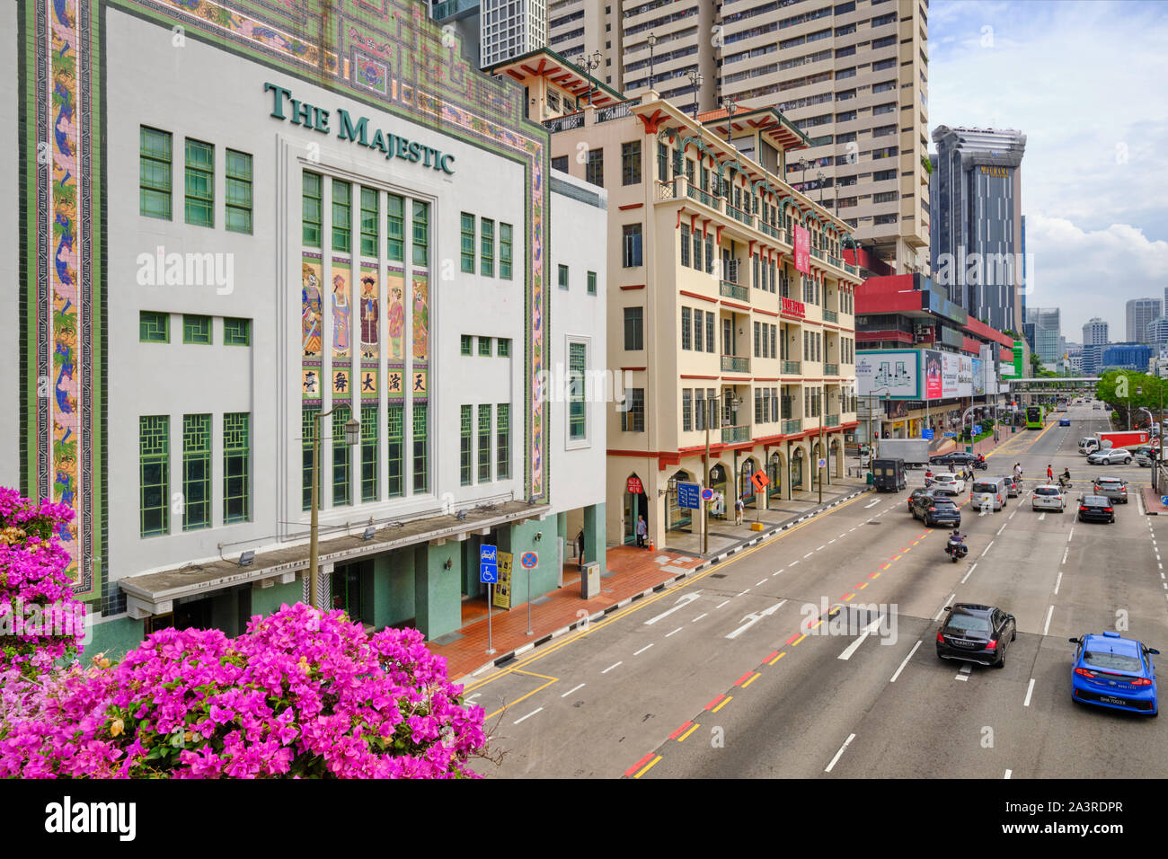 Ansicht aus einer Fußgängerbrücke über den historischen Majestic Theater Gebäude und Yue Hwa Kaufhaus, in der Eu Tong Sen Street, Chinatown, Singapur Stockfoto