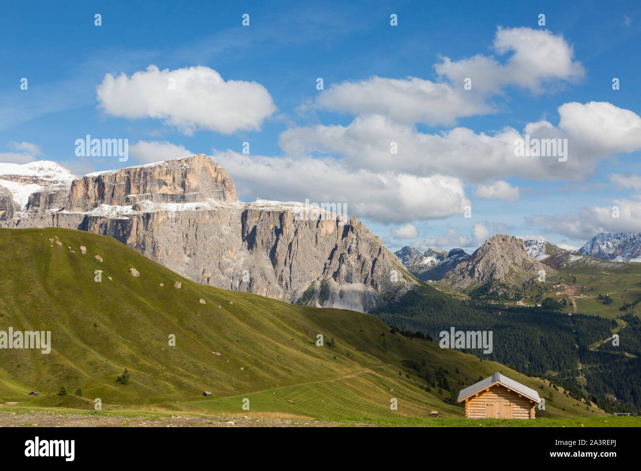 Die schneebedeckten Piz Boe Berg der Dolomiten Sella Gruppe, grüne Wiese Stockfoto