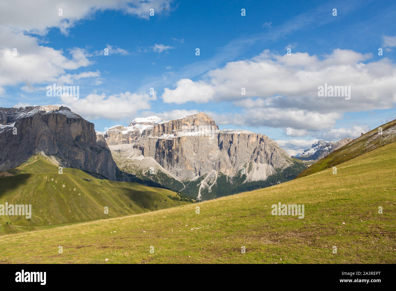 Sellagruppe mit Piz Boe in Dolomiten, bewölkt blauer Himmel Stockfoto