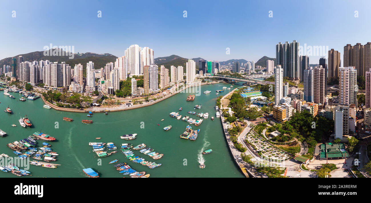 Antenne Panorama der überfüllten Aberdeen und Ap Lei Chau Island in Hongkong und der Sampan traditionelle Boote Stockfoto