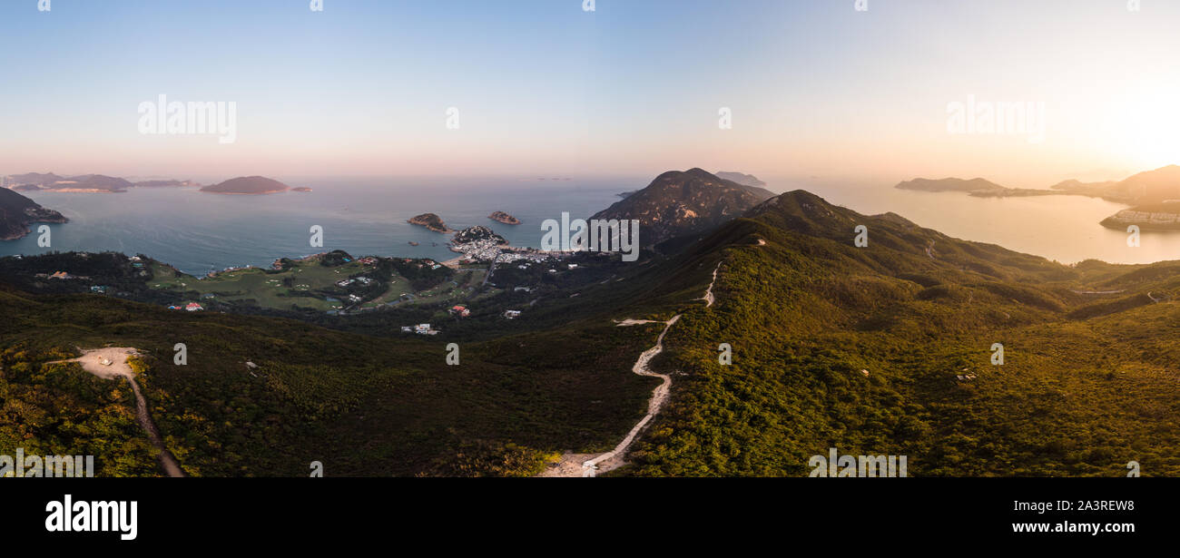 Luftaufnahme der Sonnenuntergang über dem berühmten Drachen zurück Wanderweg und der Shek O Dorf im Wilden Süden der Insel Hong Kong Stockfoto