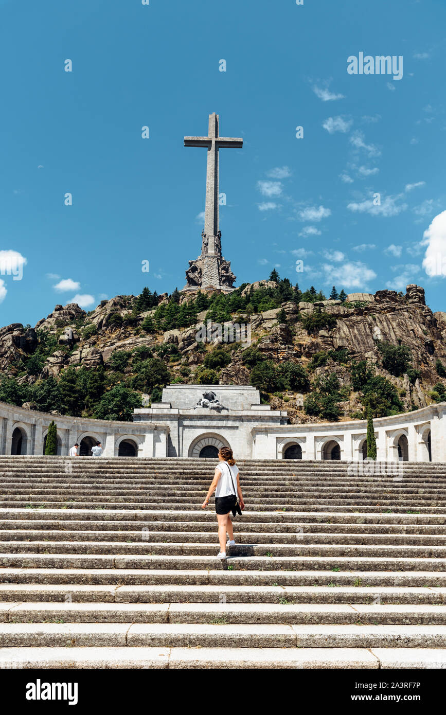 San Lorenzo de El Escorial, Spanien - Juli 7, 2018: Blick auf Valle de los Caidos oder Tal der Gefallenen. Es wurde in der Bergkette von Guadarr Stockfoto