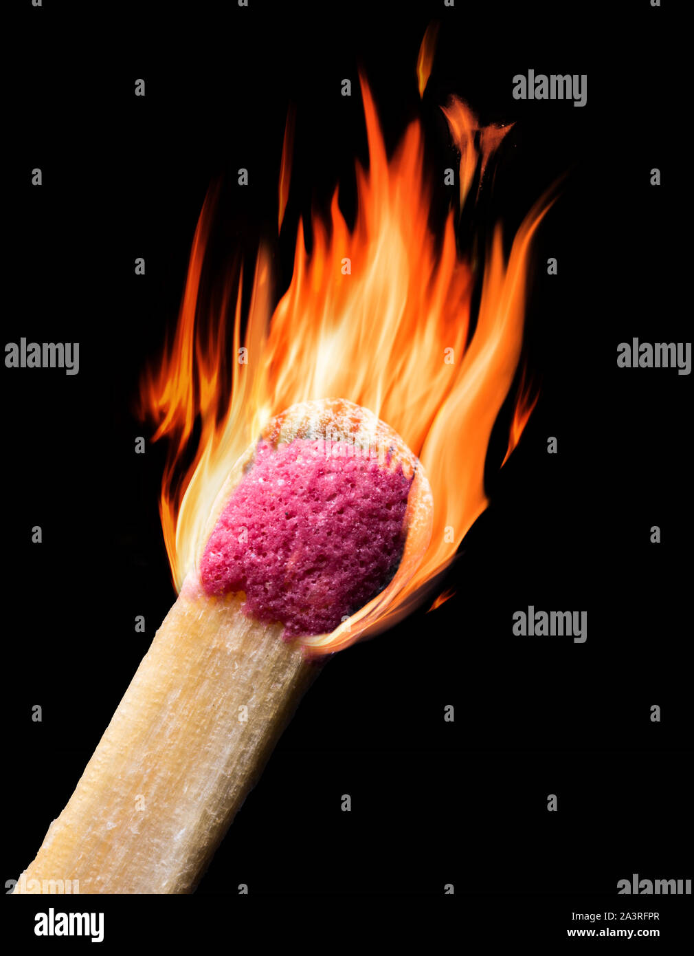 Brennendes Streichholz isoliert auf schwarzem Hintergrund. Nahaufnahme von Kopf im roten Flammen. Stockfoto