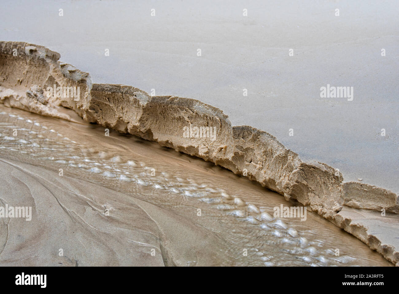 Abstrakte Muster von Sand Erosion in einem Bach, Elim Strand, in der Nähe von Cooktown, Far North Queensland, FNQ, QLD, Australien Stockfoto