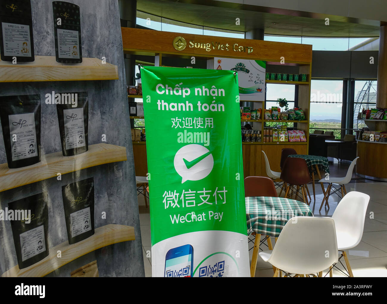 Dalat, Vietnam - Apr 20, 2018. WeChat im Shop von Lien Khuong Flughafen (DLI) in Dalat, Vietnam Zahlen. Stockfoto