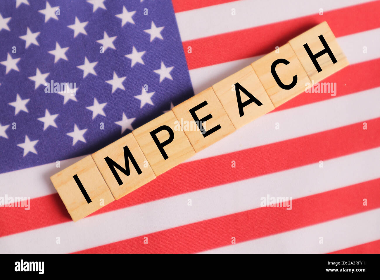 Konzept der US-Politik, die Amtsenthebung mit US-Flagge mit Anklagen in Holz Buchstaben Stockfoto