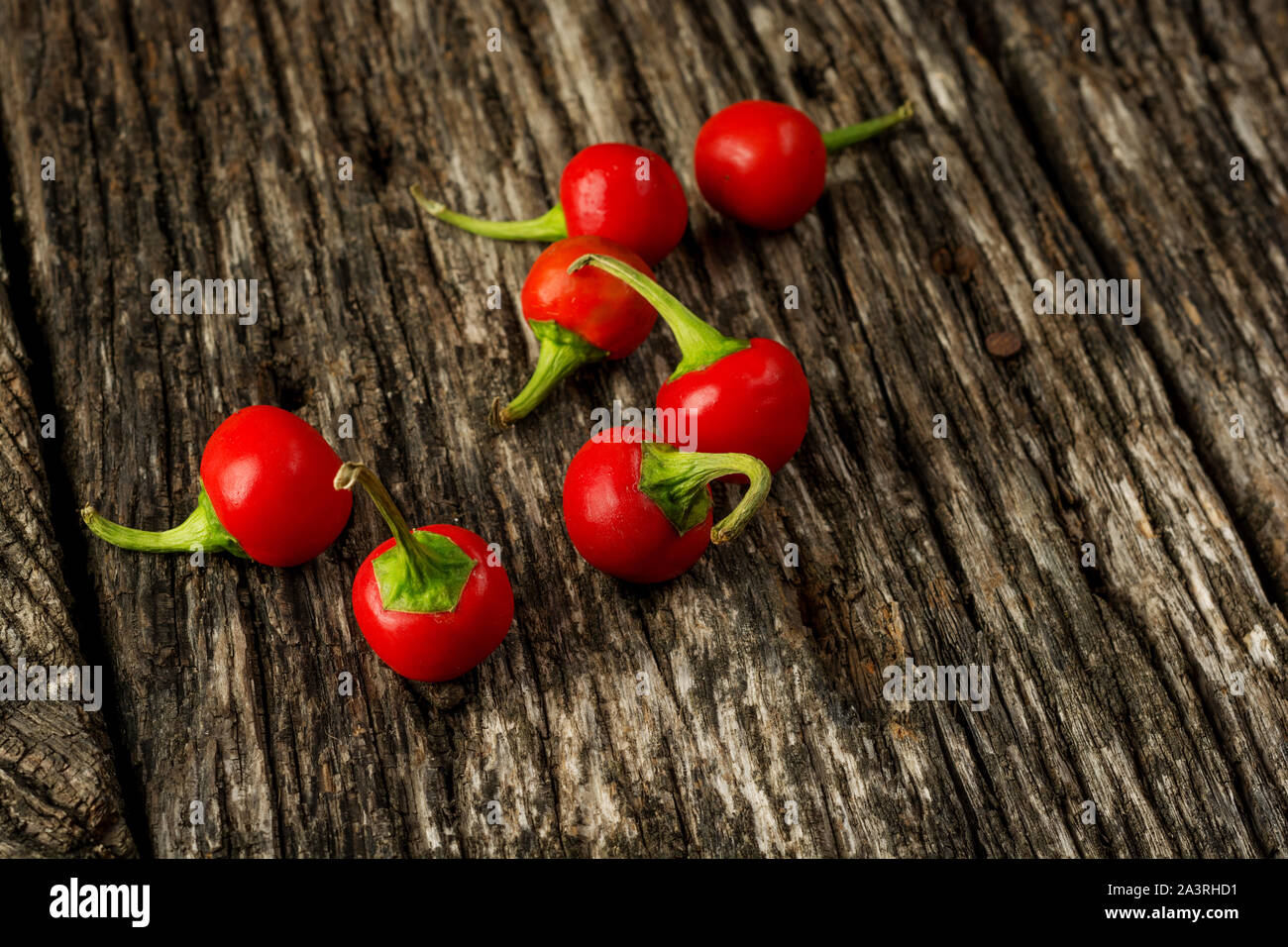 Essen und Trinken, still life Konzept. Rohe Paprika auf einem rustikalen Holztisch. Selektiver Fokus, Ansicht von oben flach Overhead Stockfoto