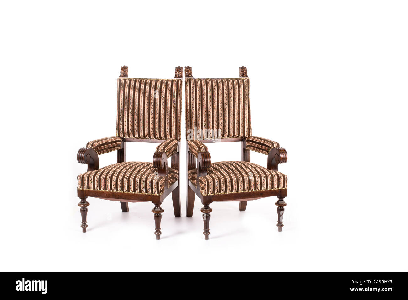 Paar altmodische Holz Stühle auf dem weißen Hintergrund. Stockfoto