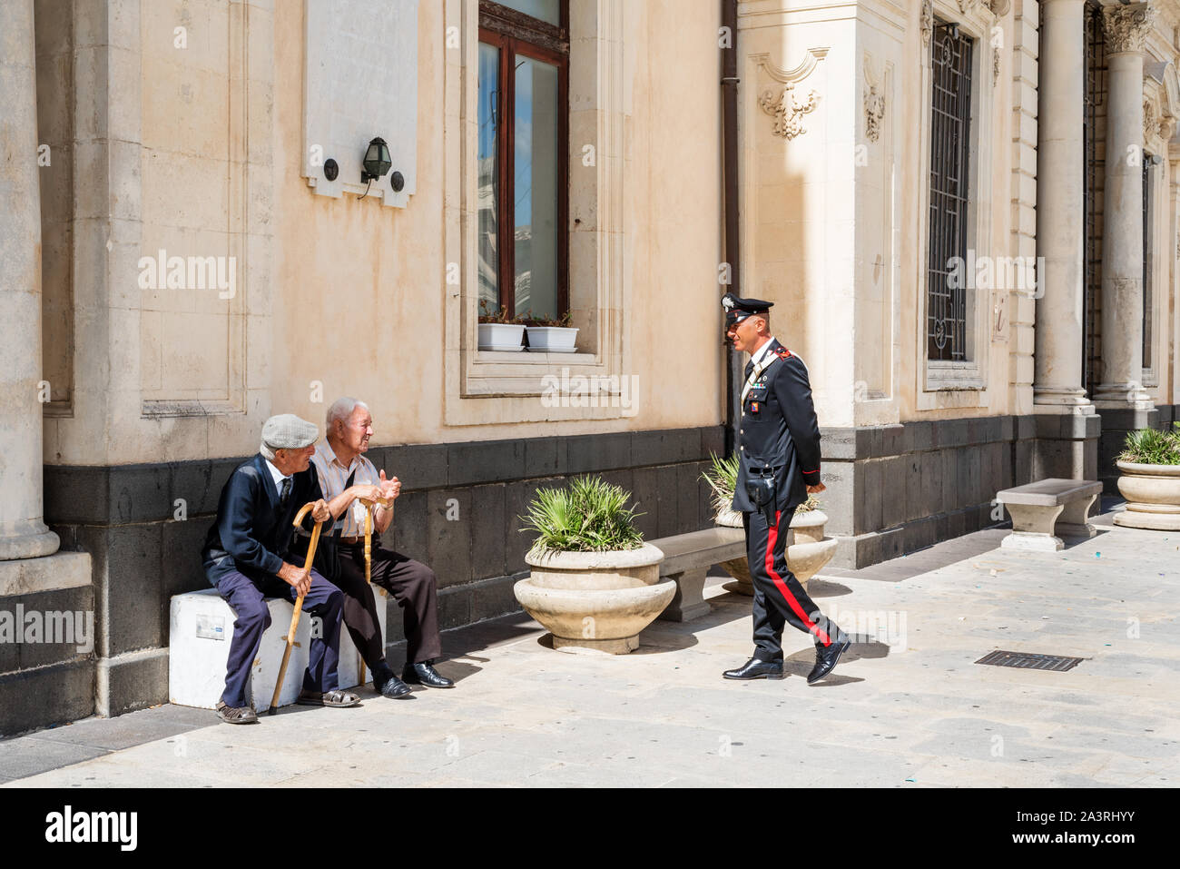 Syrakus Sizilien/Italien - 04 Oktober 2019: Carabinieri mit zwei ältere Menschen in der Stadt diskutieren Stockfoto