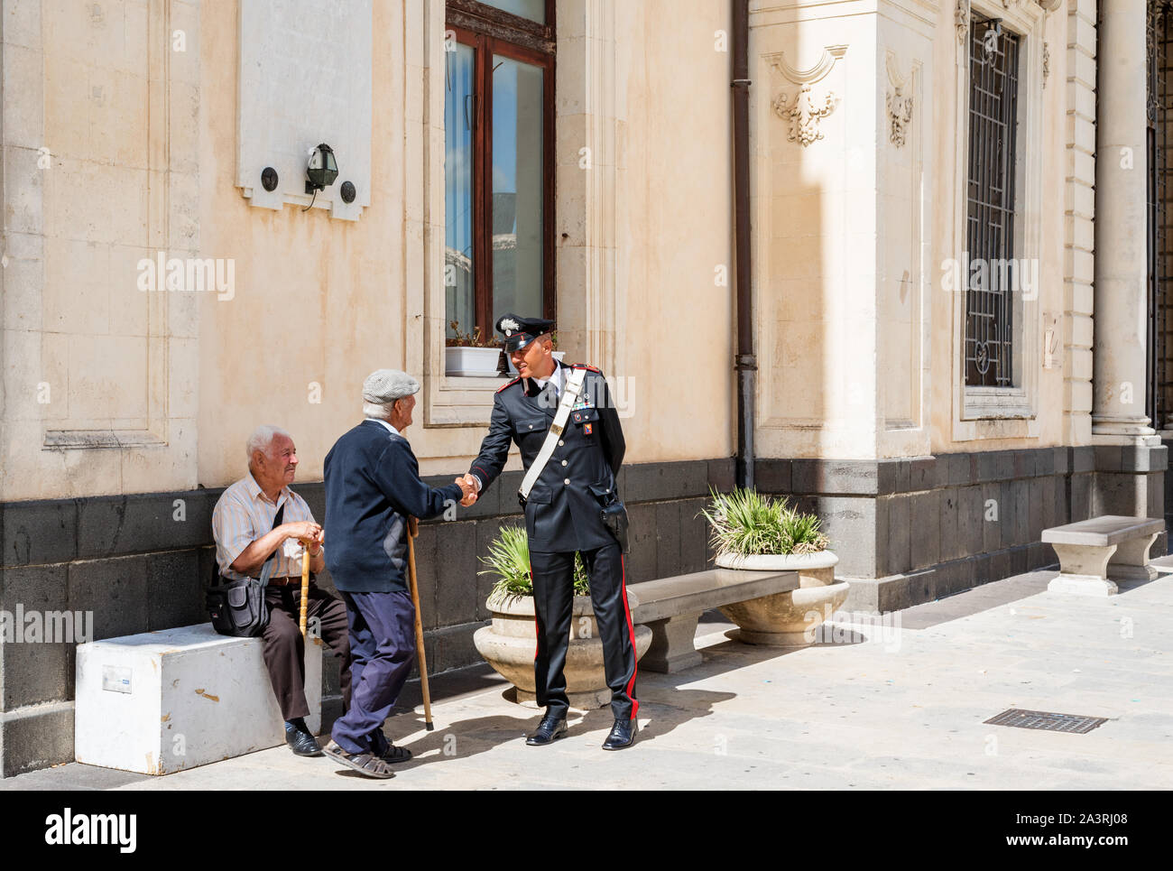 Syrakus Sizilien/Italien - 04 Oktober 2019: Carabinieri mit zwei ältere Menschen in der Stadt diskutieren Stockfoto