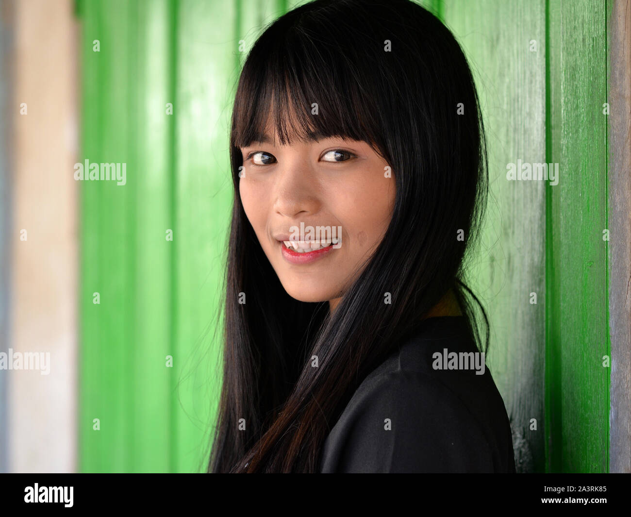 Ziemlich burmesischen Mädchen mit schönen Augen, Lächeln für die Kamera. Stockfoto