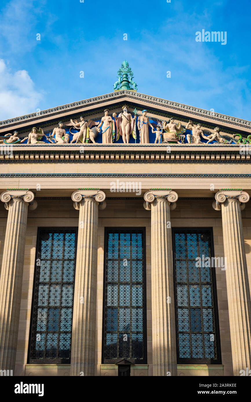 Museum Art Philadelphia, Blick auf den neoklassizistischen Pediment und Portikus des Ostflügels des Philadelphia Museum of Art, Pennsylvania, USA Stockfoto